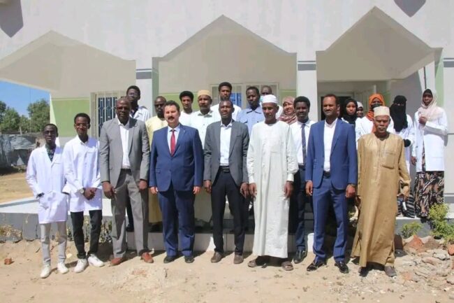 الملحقية الدينية بالسفارة التركية تقدم مجموعة من الكتب لكلية الطب التابعة لجامعة الملك فيصل بتشاد